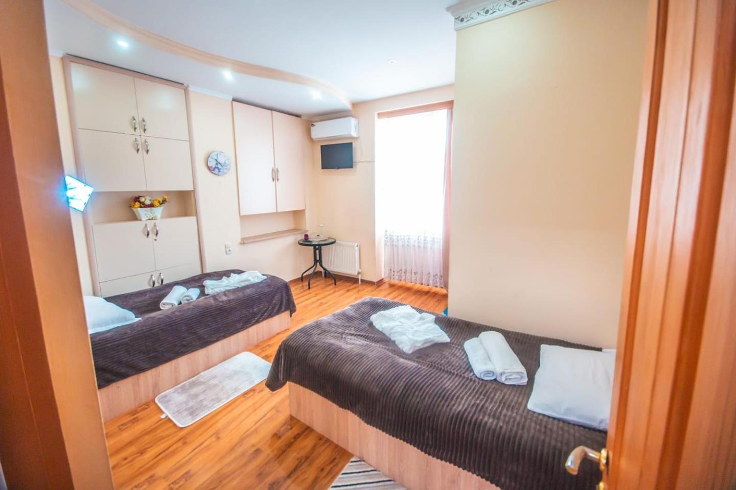 Hotel Caravan Palace Kutaisi Exterior photo
