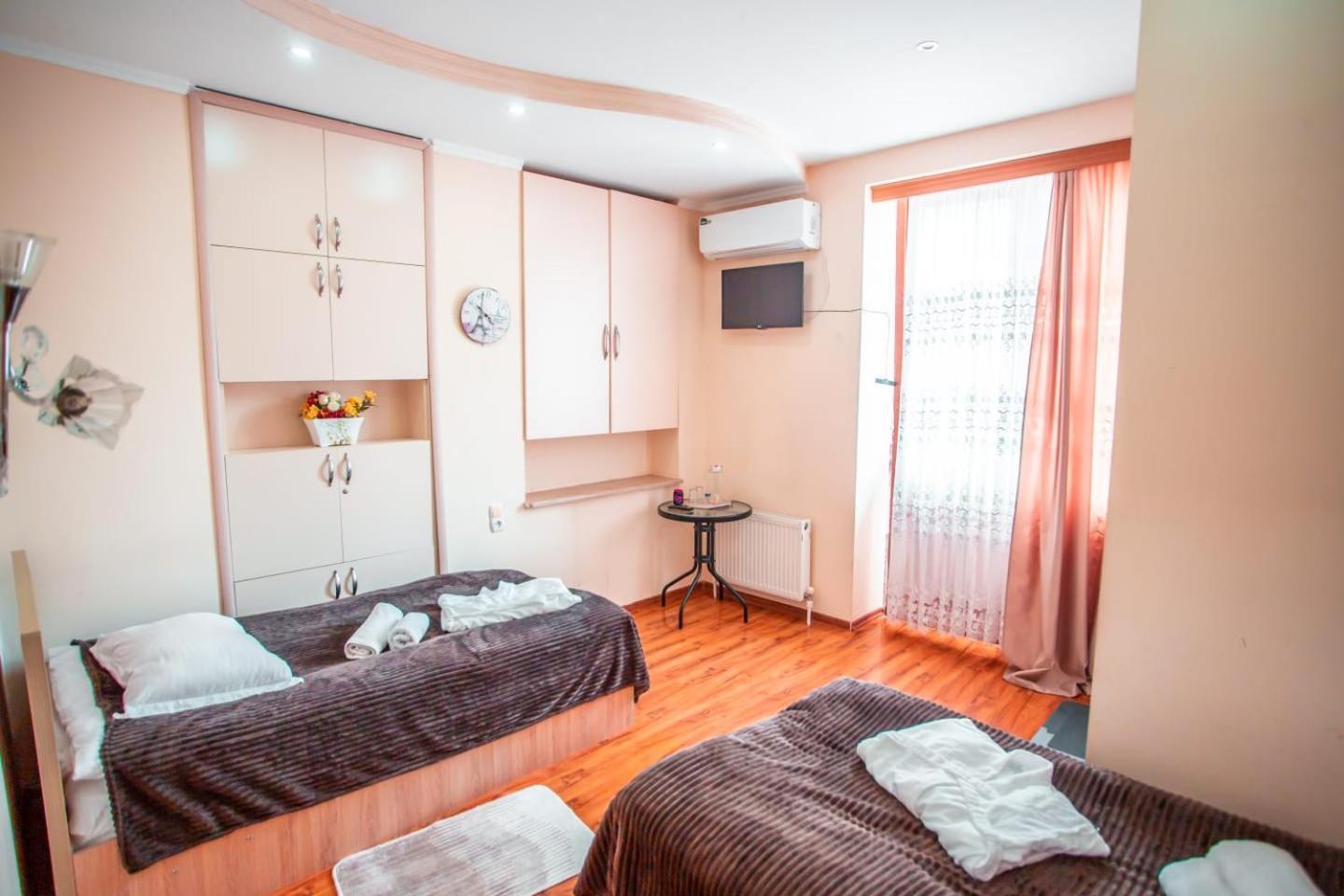 Hotel Caravan Palace Kutaisi Exterior photo